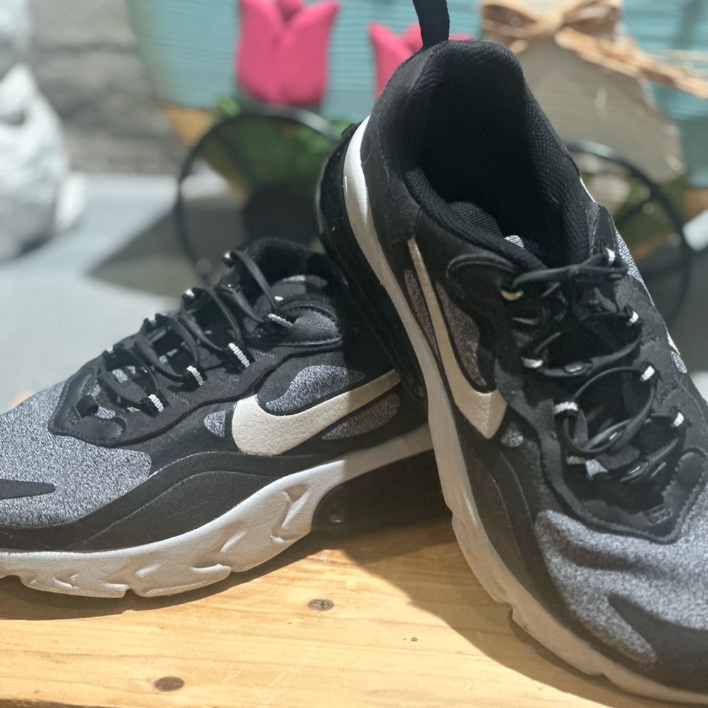 - Nike AirMax GS Black